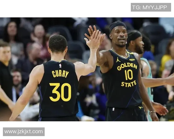 勇士与篮网总决赛激战正酣谁将捧起冠军奖杯成就辉煌历史 勇士与篮网总决赛激战正酣谁将捧起冠军奖杯成就辉煌历史